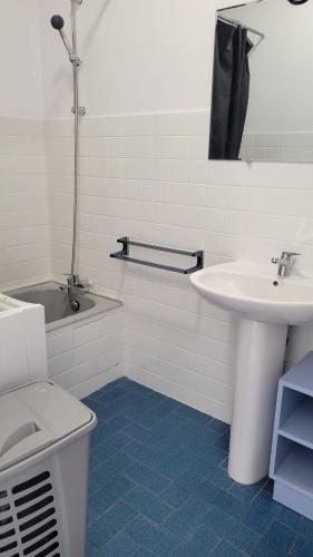 une salle de bain avec un lavabo, des toilettes et une baignoire dans l'établissement La plage à vos pieds, magnifique vue sur Ajaccio, pour 2 personnes, à Ajaccio