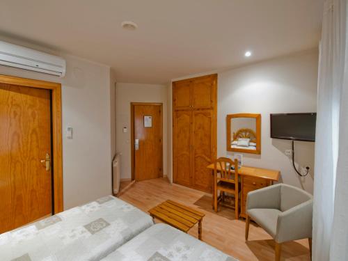 TV a/nebo společenská místnost v ubytování Hotel Jardí Apartaments