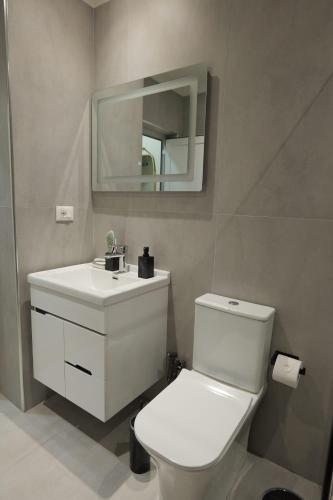 Hidden Gem 1 tesisinde bir banyo