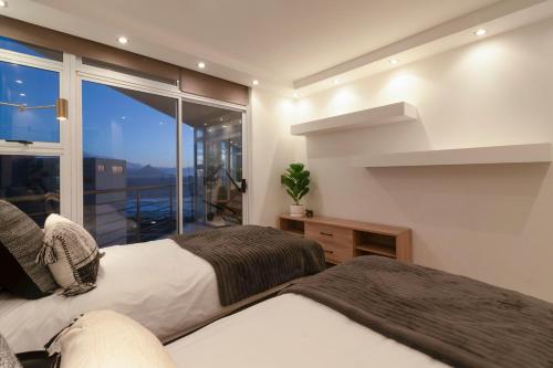 Postel nebo postele na pokoji v ubytování Stylish Sunlit Ocean View Oasis!