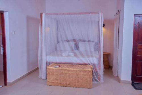 TujeringにあるElsewhere-Farakunku Eco Lodgesの蚊帳付きのベッド1台