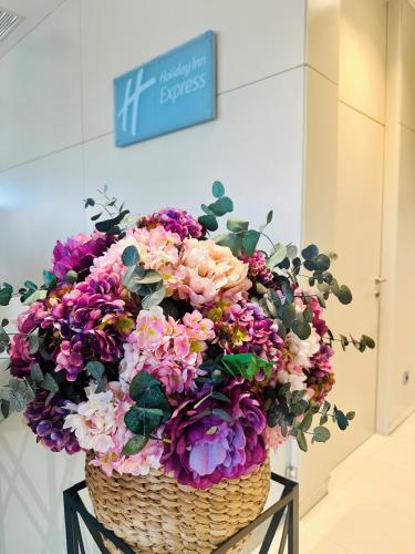 a basket of flowers on a stand in a store at Holiday Inn Express Pamplona by IHG in Mutilva Baja