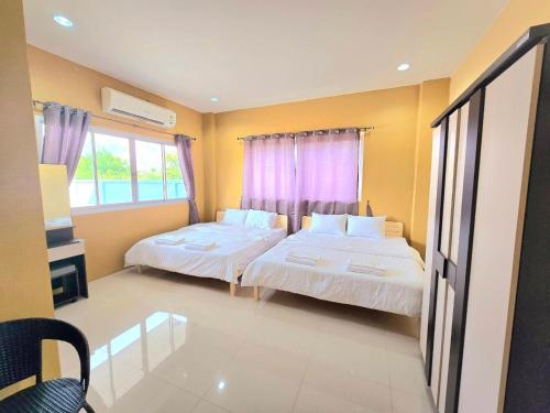 เตียงในห้องที่ The Bua Boutique Resort