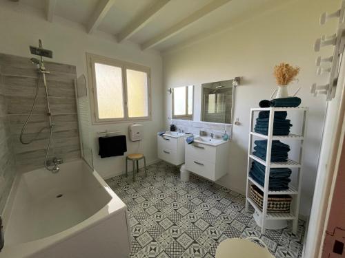 Ένα μπάνιο στο Maison de campagne avec jacuzzi