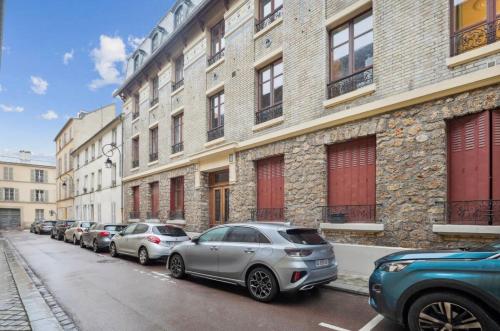 une rangée de voitures garées devant un bâtiment dans l'établissement Jeu de Paume, à Versailles