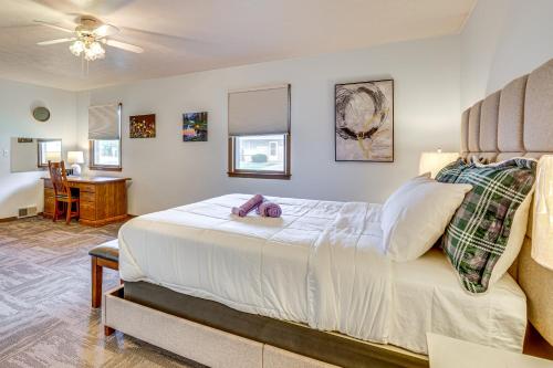 Ένα ή περισσότερα κρεβάτια σε δωμάτιο στο Peaceful Home Near Youngstown Fenced Backyard!