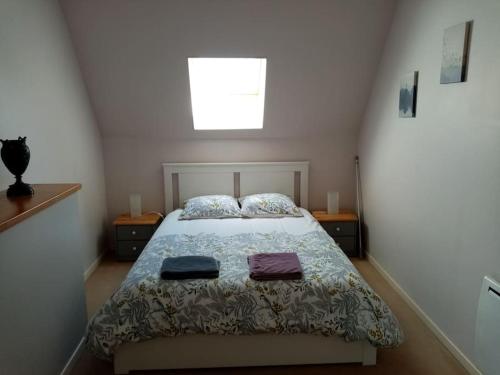 une chambre avec un lit avec deux serviettes dessus dans l'établissement Gîte de la forge, à Giel