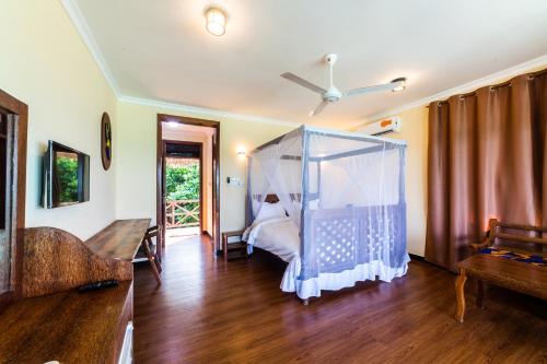Cama ou camas em um quarto em Mahi Mahi Beach Hotel