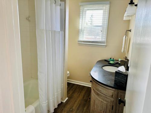 Un baño de Mountainaire Inn and Log Cabins