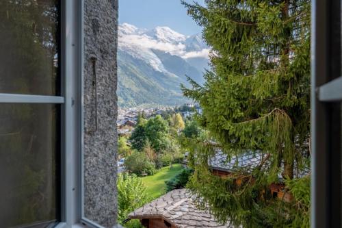 d'une fenêtre avec vue sur la montagne. dans l'établissement Charming city-centre studio - Mont Blanc view, à Chamonix-Mont-Blanc