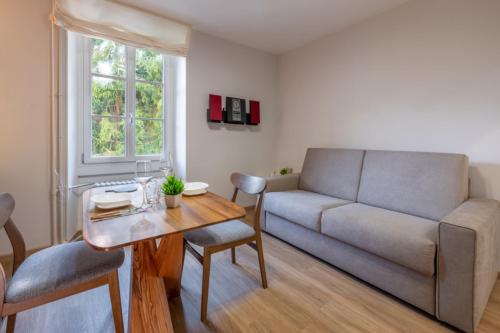 un salon avec un canapé et une table dans l'établissement Charming city-centre studio - Mont Blanc view, à Chamonix-Mont-Blanc