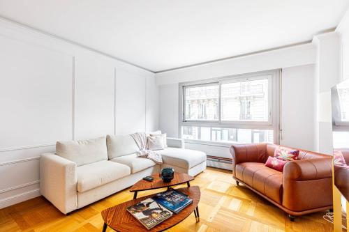 un salon avec un canapé et une table dans l'établissement GuestReady - Apt moderne près de l'Arc de Triomphe, à Paris