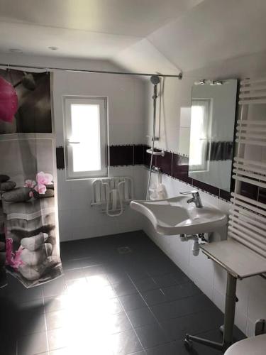 une salle de bain blanche avec un lavabo et une fenêtre dans l'établissement Maison Perros Guirec Plage accessible à pieds, à La Clarté