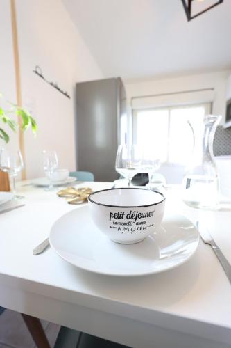 un bol sur une assiette sur une table dans l'établissement La Petite Maison, aux Sorinières