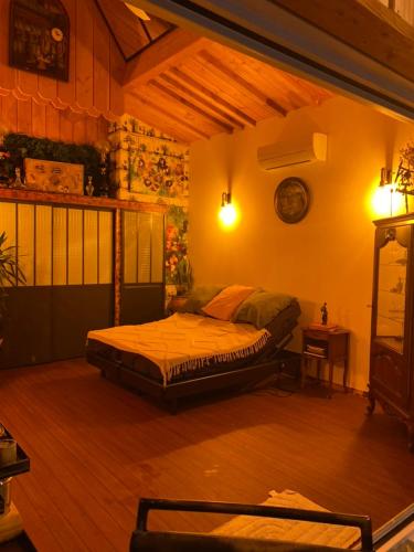 une chambre avec un lit dans le coin d'une pièce dans l'établissement Chalet Atypique VUE Piscine Chauffée, à Gujan-Mestras