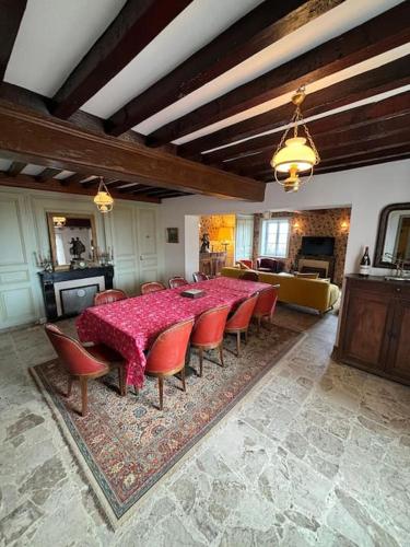 une salle à manger avec une table et des chaises rouges dans l'établissement Le Meix Joséphine Tournissoux, à Fleurie