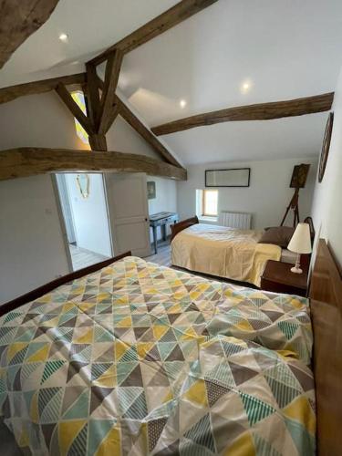 une chambre avec un lit dans une pièce dans l'établissement Le Meix Joséphine Tournissoux, à Fleurie