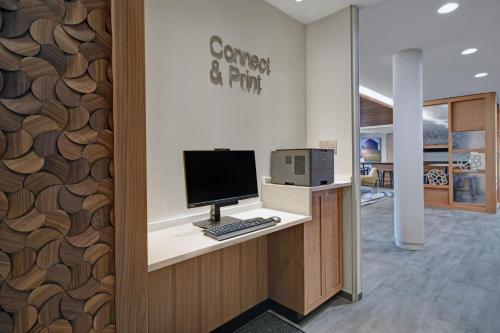 an office with a desk with a computer on it at Fairfield by Marriott Inn & Suites Mansfield in Mansfield