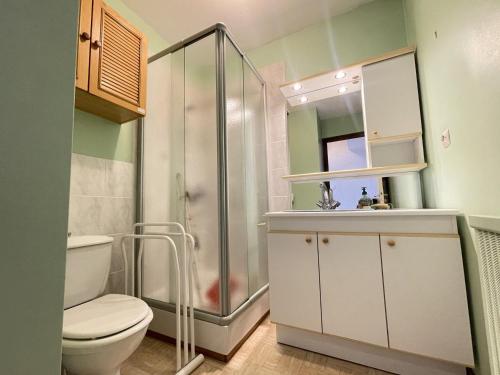 une salle de bain avec une douche, des toilettes et un lavabo dans l'établissement Studio skis aux pieds avec piscine - FR-1-505-72, à Notre-Dame-de-Bellecombe