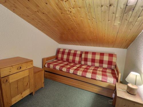 Cette chambre dispose d'un canapé et d'un plafond en bois. dans l'établissement Appartement Confortable 6 Pers, Près des Pistes, 2 Chambres + Couchages, Animaux Acceptés - FR-1-182-95, à Méribel