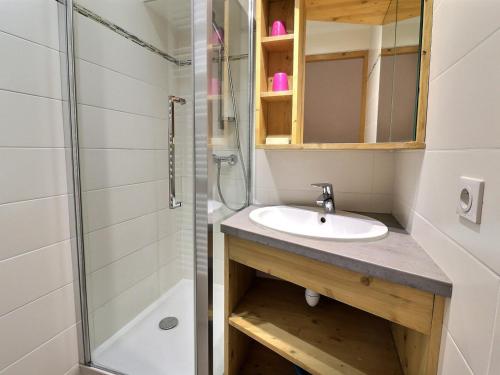 une salle de bain avec un lavabo et une douche dans l'établissement Appartement Confortable 6 Pers, Près des Pistes, 2 Chambres + Couchages, Animaux Acceptés - FR-1-182-95, à Méribel