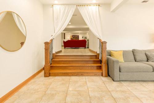 Posezení v ubytování Luxury Suite in Glen Ellyn