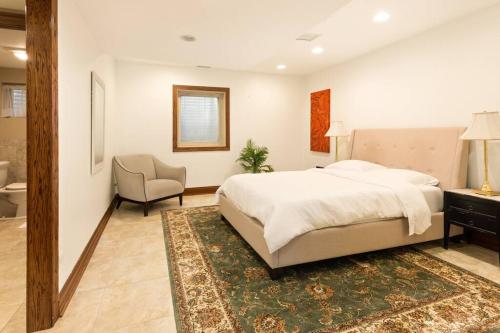 Postel nebo postele na pokoji v ubytování Luxury Suite in Glen Ellyn