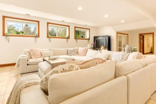 Posezení v ubytování Luxury Suite in Glen Ellyn