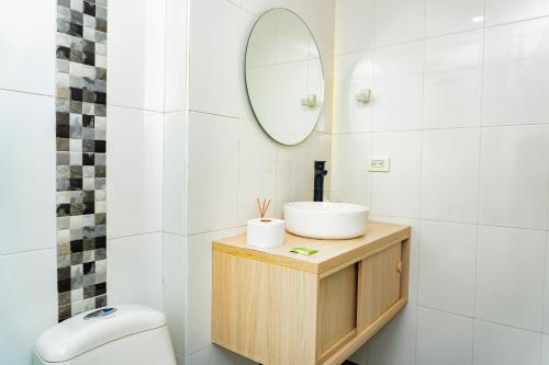 a bathroom with a sink and a mirror at Apartamento frente al mar, vista al centro de Cartagena in Cartagena de Indias