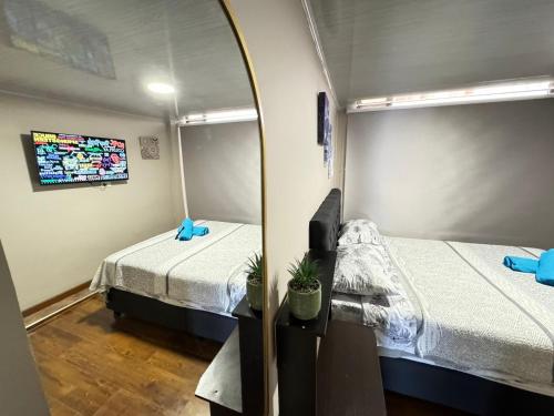 Postel nebo postele na pokoji v ubytování Gato Neon Hostel