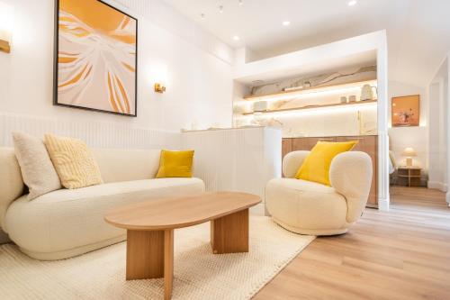 Charming apartment with private patio by REMS