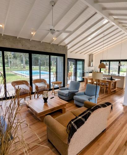 a living room with a couch and a table at Casa para 6 en Estancia Las Malvinas in Brandsen