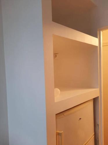 La salle de bains est pourvue d'un lavabo et d'un placard. dans l'établissement Apartment with a superb view on Eiffel Tower, à Issy-les-Moulineaux