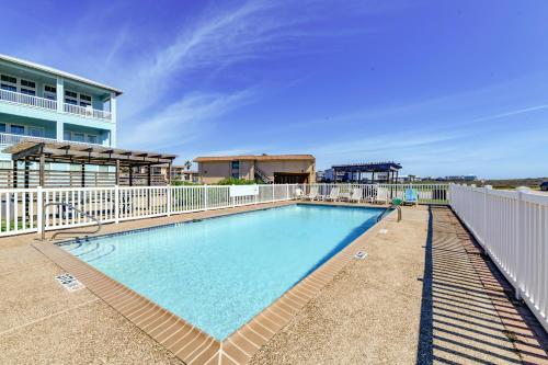 Bazén v ubytování Beachfront Condo with Pool Access in Port Aransas nebo v jeho okolí
