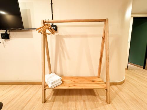 a wooden swing with towels on it in a room at Loft cerca del Palacio de Exposiciones NID102 By Roots Rentals in Medellín