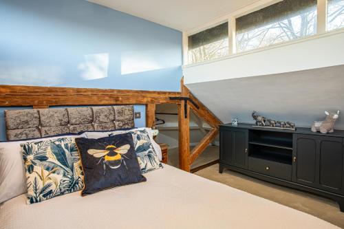 Un dormitorio con una cama grande y una ventana grande. en Countryside Fully Furnished Apartment in Halifax, en Halifax
