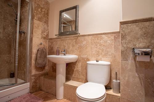 Un baño con inodoro, lavabo y ducha. en Countryside Fully Furnished Apartment in Halifax, en Halifax