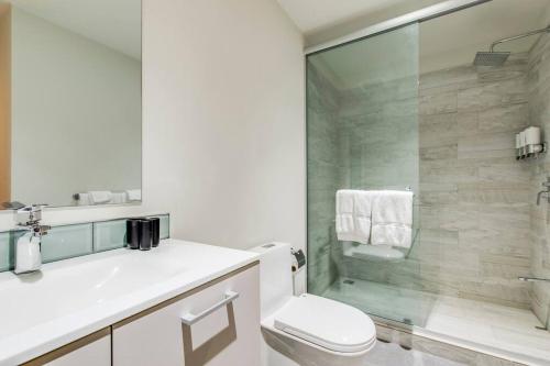 Ένα μπάνιο στο Nice&Cozy Loft URBN Escalante