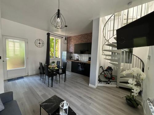 un salon avec un escalier et une salle à manger dans l'établissement Le Duplex, à Louviers