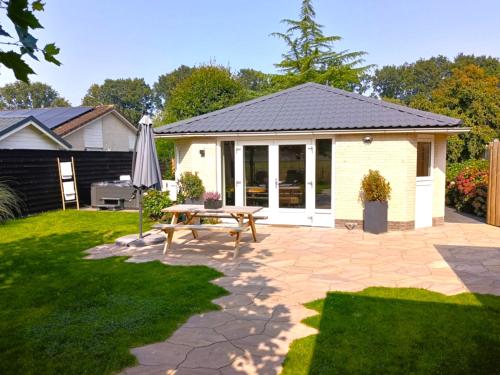 Zahrada ubytování "Huisje op de Veluwe" met privé Jacuzzi en Bar!