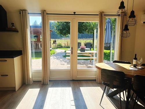 Zahrada ubytování "Huisje op de Veluwe" met privé Jacuzzi en Bar!