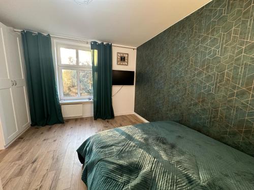een slaapkamer met een bed en een raam bij Pańska Residence in Gdańsk
