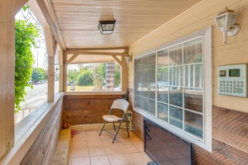 Μπαλκόνι ή βεράντα στο Burbank Home with Yard, Walk to Downtown Shops!