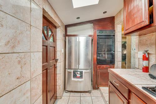 Η κουζίνα ή μικρή κουζίνα στο Burbank Home with Yard, Walk to Downtown Shops!