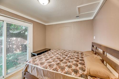 Ένα ή περισσότερα κρεβάτια σε δωμάτιο στο Burbank Home with Yard, Walk to Downtown Shops!