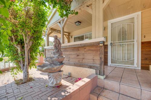 Κήπος έξω από το Burbank Home with Yard, Walk to Downtown Shops!