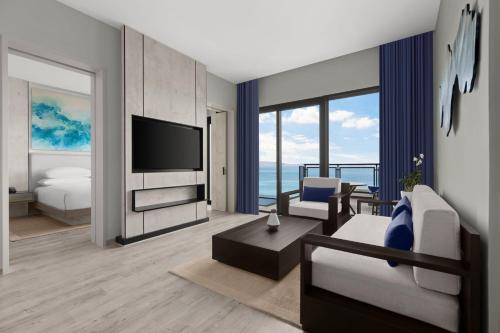 Télévision ou salle de divertissement dans l'établissement Perhentian Marriott Resort & Spa