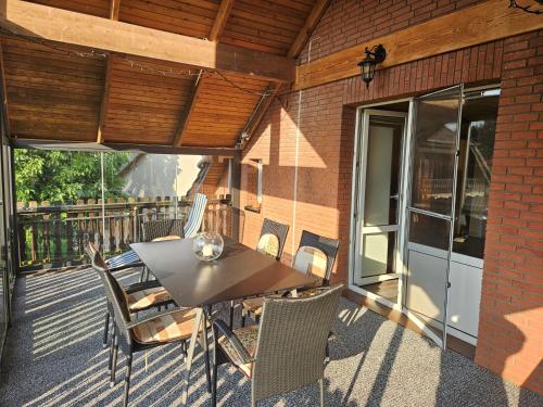 Un patio con una mesa y sillas en un balcón. en FeWo mit Balkon, Zimmermann, en Strasen