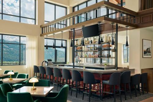 a restaurant with a bar with chairs and tables at SpringHill Suites by Marriott Avon Vail Valley in Avon