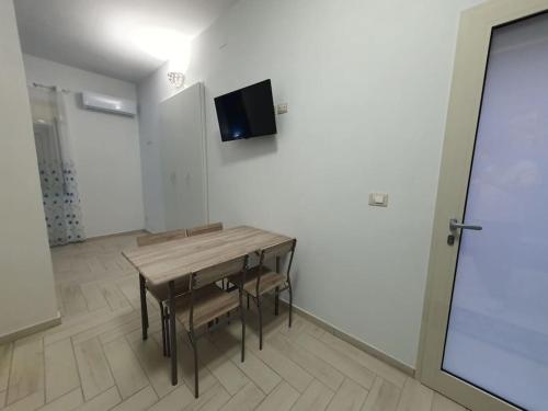 TV a/nebo společenská místnost v ubytování Alloggio Azzurro a pochi passi dal mare